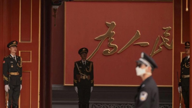 Le personnel de sécurité monte la garde à Zhongnanhai, près de la place Tiananmen, avant le 20e congrès du Parti communiste chinois, à Pékin, le 13 octobre 2022. (Noel Celis/AFP via Getty Images)