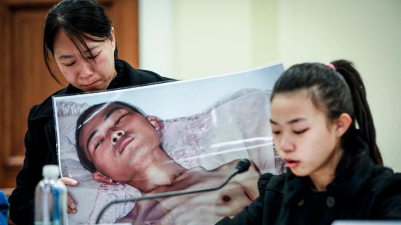 Xu Xinyang (à d), une jeune fille de 17 ans dont le père (photo) est mort des suites des tortures qu'il a endurées en Chine en raison de sa croyance au Falun Gong, s'exprime lors d'un forum au Congrès à Washington, le 4 décembre 2018. (Samira Bouaou/Epoch Times)
