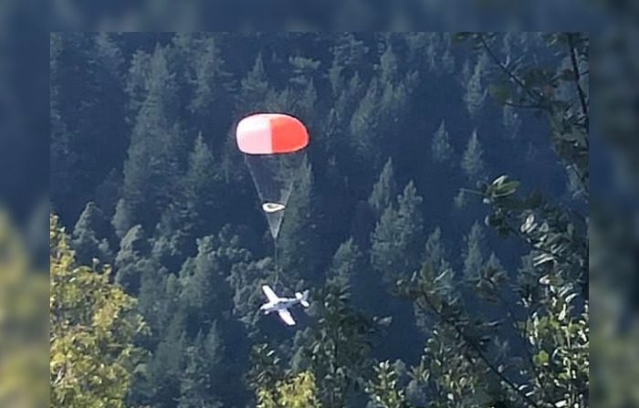En Californie, deux adultes et un enfant miraculeusement sauvés ce 8 mars 2024, grâce au déploiement du parachute de l’avion.  (Capture d'écran compte Instagram sheltercovefire)
