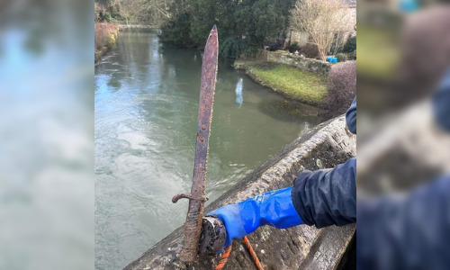 Une épée Viking retrouvée dans un affluent de la Tamise lors d'une pêche à l'aimant en novembre 2023.  (Capture d'écran profil Facebook Trevor Penny)