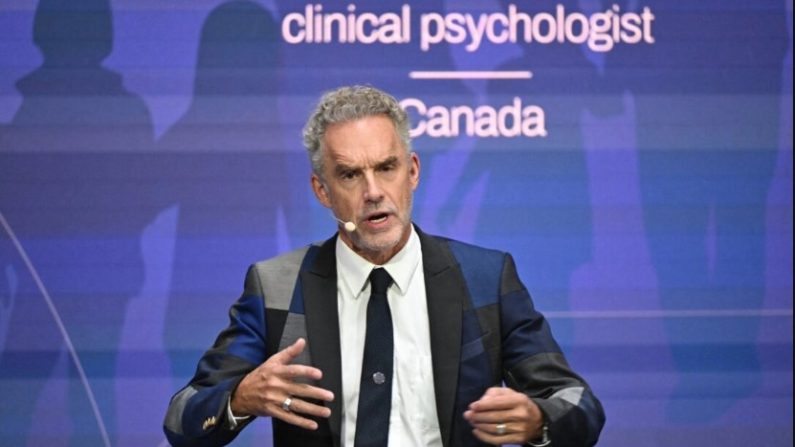 Le psychologue clinicien canadien Jordan B. Peterson s'adresse au 5e sommet démographique au musée des beaux-arts de Budapest, le 14 septembre 2023. (Attila Kisbenedek/AFP via Getty Images)