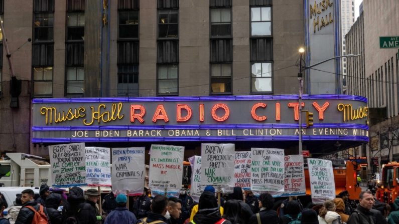 Des manifestants se rassemblent avant la collecte de fonds du président Joe Biden au Radio City Music Hall à New York, le 28 mars 2024. Joe Biden a été rejoint par les anciens présidents Bill Clinton et Barack Obama. (Alex Kent/Getty Images)