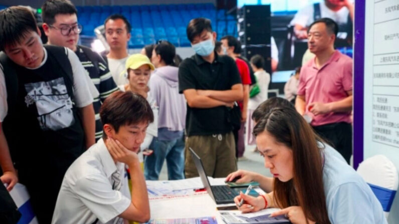 Des diplômés universitaires participent à un salon de l'emploi à Wuhan, dans la province chinoise du Hubei, le 10 août 2023. (TR/AFP via Getty Images)

