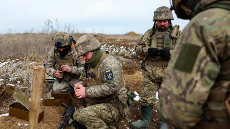 Les militaires ukrainiens manquent d'armes et de munitions. (Anatolii Stepanov/AFP via Getty Images)