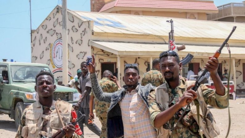 Des soldats de l'armée soudanaise, fidèles au chef de l'armée Abdel Fattah al-Burhan, posant pour une photo à la base des Forces de soutien rapide (FSR) dans la ville de Port-Soudan, sur la mer Rouge, le 16 avril 2023. (AFP via Getty Images)