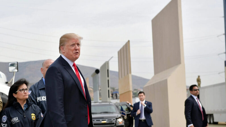 Donald Trump inspecte les prototypes du mur frontalier à San Diego le 13 mars 2018. (Mandel Ngan/AFP/Getty Images)