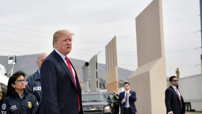 Donald Trump inspecte les prototypes du mur frontalier à San Diego le 13 mars 2018. (Mandel Ngan/AFP/Getty Images)