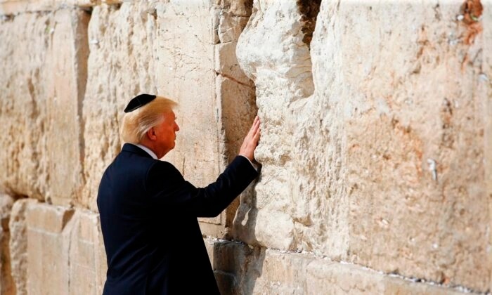 Donald Trump visite le Mur occidental, le site le plus sacré où les juifs peuvent prier, dans la vieille ville de Jérusalem, le 22 mai 2017. (Ronen Zvulun/AFP via Getty Images)