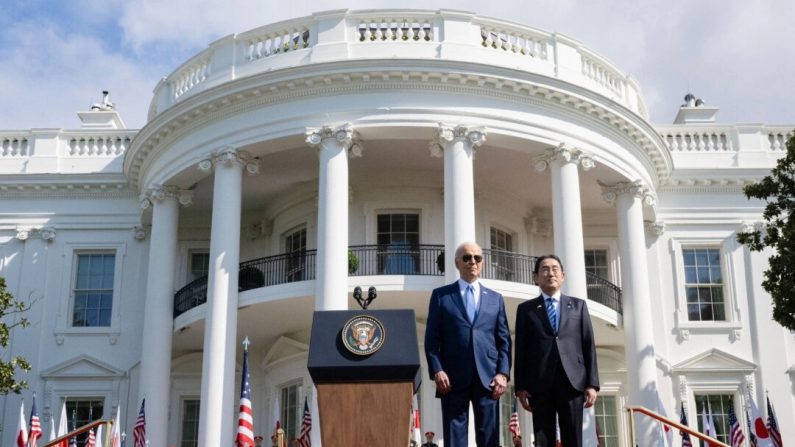 Le président Joe Biden et le premier ministre japonais Fumio Kishida participent à une cérémonie officielle sur la pelouse sud de la Maison Blanche, le 10 avril 2024. (Andrew Caballero-Reynolds/AFP via Getty Images)