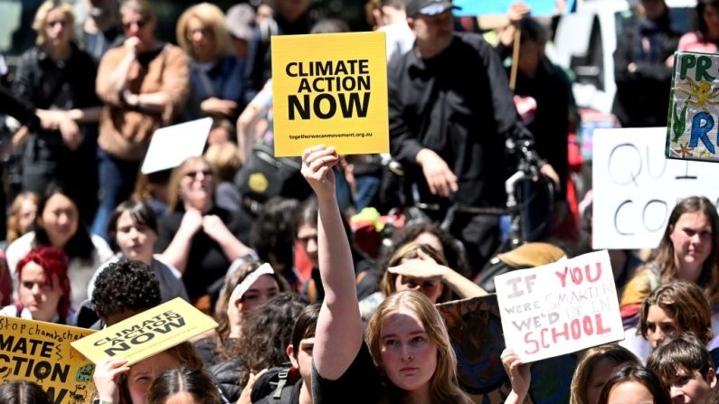 Des étudiants brandissent des pancartes lors d'un rassemblement de la School Strike 4 Climate appelant à l'action climatique à Melbourne, en Australie, le 17 novembre 2023. (William West/AFP via Getty Images)