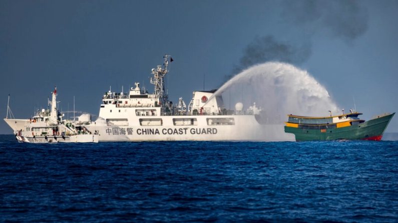 Un navire des garde-côtes chinois tire un canon à eau sur Unaizah May 4, un navire affrété par la marine philippine en mission de réapprovisionnement de routine pour les troupes stationnées à Second Thomas Shoal, en mer de Chine méridionale, le 5 mars 2024. (Ezra Acayan/Getty Images)