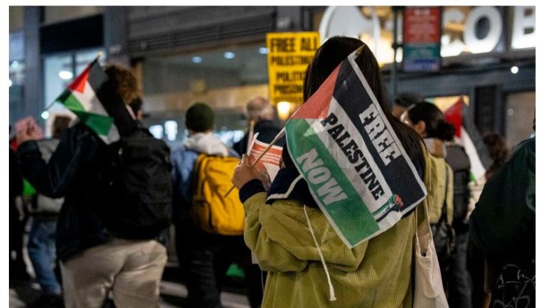 Des groupes pro-palestiniens défilent en soutien au peuple palestinien et en appelant à une «Palestine libre», à New York, le 9 novembre 2023. (Chung I Ho/Epoch Times)