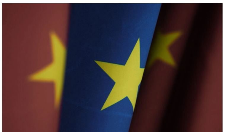 Les drapeaux de la Chine et de l'Union européenne à la Chancellerie fédérale à Berlin, le 26 janvier 2021 (Sean Gallup/Getty Images)