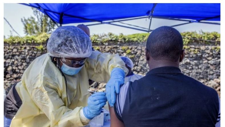 Un homme reçoit un vaccin contre le virus Ebola au centre de santé Afia Himbi à Goma, République démocratique du Congo, le 15 juillet 2019. (Pamela Tulizo/AFP via Getty Images)

