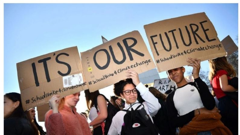 De jeunes manifestants participent à une manifestation pour le climat devant le parlement à Londres, le 15 février 2019. (Ben Stansall/AFP via Getty Images)