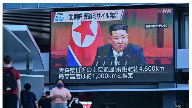 Un écran vidéo géant installé à Tokyo montre le dirigeant nord-coréen Kim Jong-un après le lancement par la Corée du Nord d'un missile qui a déclenché une alerte d'évacuation lors de son survol du nord-est du Japon, le 4 octobre 2022. (Richard A. Brooks/AFP via Getty Images)