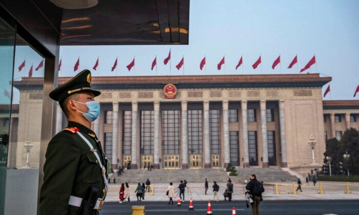 Un policier monte la garde devant le Grand Hall du Peuple à Pékin le 10 mars 2022. (Kevin Frayer/Getty Images)