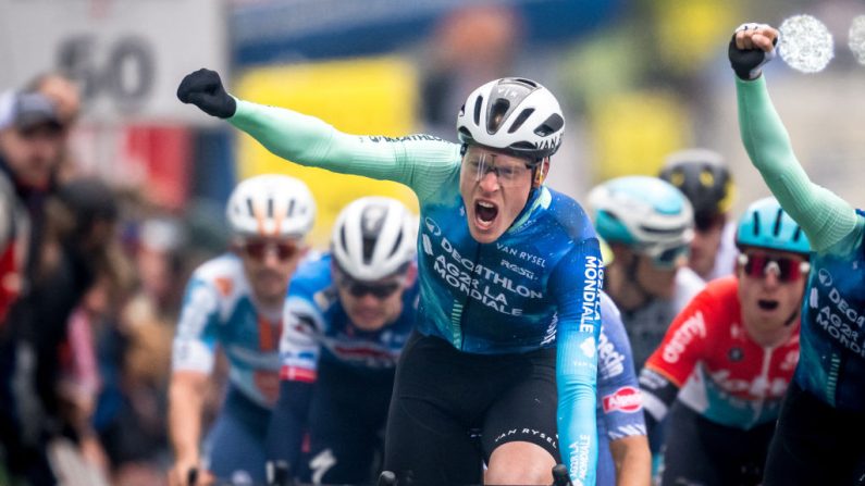 Dorian Godon a remporté au sprint la première étape du Tour de Romandie, mercredi à Fribourg, pour prendre la tête du classement général et confirmer la forme éclatante de l'équipe Décathlon-AG2R La Mondiale cette saison. (Photo : FABRICE COFFRINI/AFP via Getty Images)