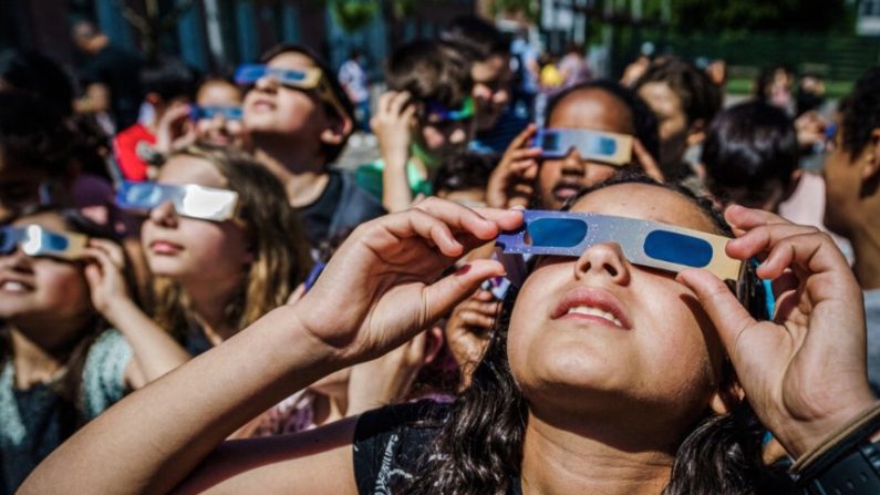 Illustration. Des enfants regardent une éclipse solaire. (Marco de Swart/ANP/AFP via Getty Images)