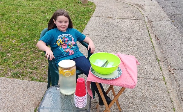 La petite Emouree a commencé à vendre de la limonade alors qu'elle n'avait que quatre citrons. (Capture d'écran/Facebook/Jennifer Bordner)