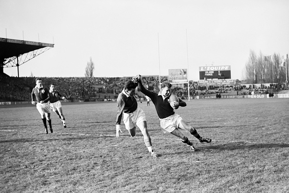Le joueur de rugby André Boniface tente de reprendre le ballon à l'Irlandais Joseph Tate Gaston lors du match France-Irlande (8-0) du Tournoi des Cinq Nations 1954, le 23 janvier 1954 à Colombes. (Photo AFP via Getty Images)