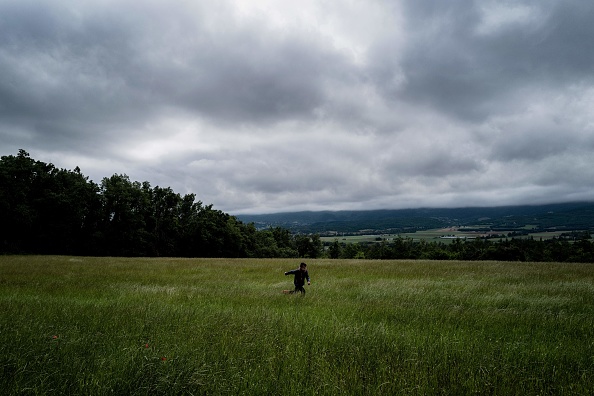 Abandonnés par leur mère à l’âge de 5 et 7 ans, Michel et Patrice ont passé leur enfance seuls, dans les bois