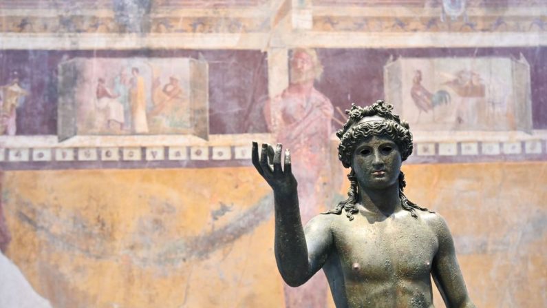 Une photo montre un porte-lampe à huile représentant un éphébos, au musée Antiquarium lors de sa réouverture sur le site archéologique de Pompéi, près de Naples, le 25 janvier 2021. (Photo ANDREAS SOLARO/AFP via Getty Images)