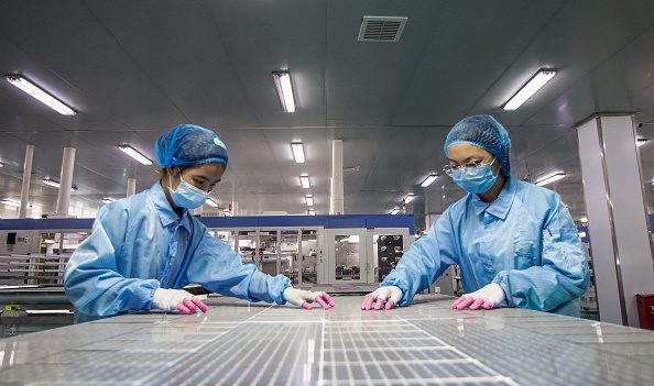 Panneaux solaires et travail forcé: la Chine dans le collimateur de l’UE