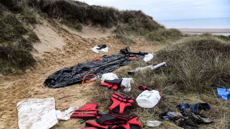 Un bateau pneumatique, des gilets de sauvetage et d'autres objets abandonnés sur une dune de sable de la plage de Wimereux, le 20 décembre 2021. (Photo FRANCOIS LO PRESTI/AFP via Getty Images)