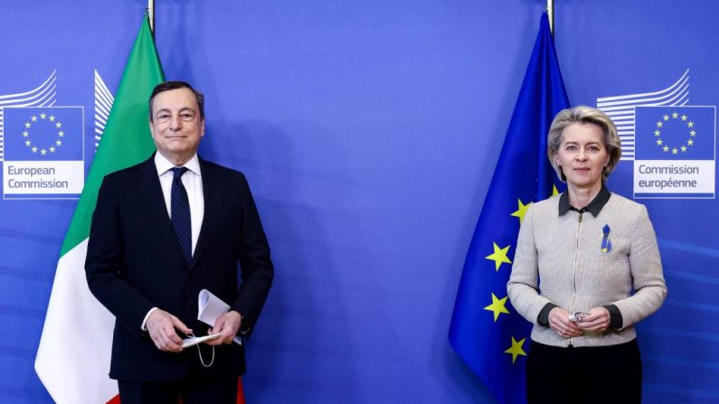 La présidente de la Commission européenne Ursula von der Leyen et l'ancien Premier ministre italien Mario Draghi à Bruxelles, le 7 mars 2022. (KENZO TRIBOUILLARD/POOL/AFP via Getty Images)