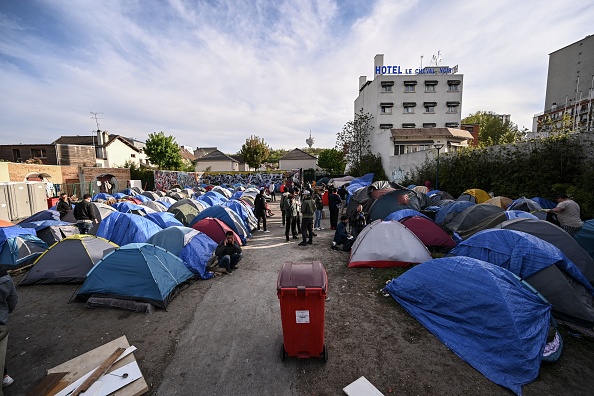 Un camp de migrants improvisé à Pantin, dans la banlieue nord-est de Paris, le 20 avril 2022.   (BERTRAND GUAY/AFP via Getty Images)
