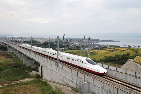 Les trains à grande vitesse de JR Central font des pointes à 285 km/h, et avaient un retard moyen de 1,1 minute, sur l'ensemble de l'exercice annuel 2022-2023. (Photo STR/JIJI PRESS/AFP via Getty Images)