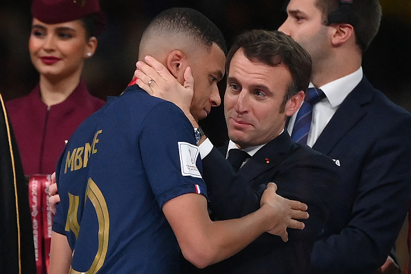 Kylian Mbappe est salué par Emmanuel Macron lors de la cérémonie du trophée de la Coupe du monde 2022 au Qatar. (Photo FRANCK FIFE/AFP via Getty Images)