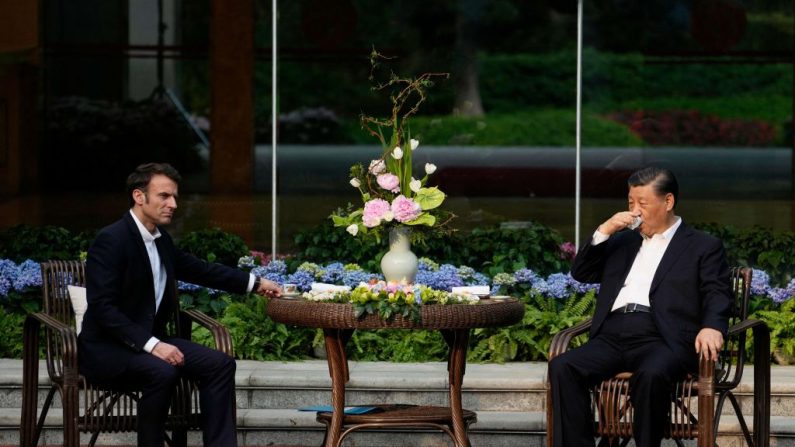 Le leader du Parti communiste chinois Xi Jinping et le président Emmanuel Macron assistent à une cérémonie du thé à la résidence du gouverneur de la province de Guandong à Guangzhou, le 7 avril 2023. (THIBAULT CAMUS/POOL/AFP via Getty Images)