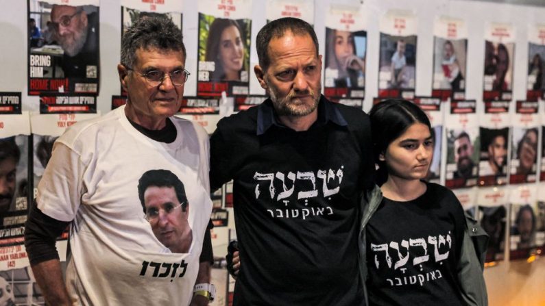 Maoz Inon (au c.), 48 ans, dont les parents sont morts dans l'attaque du 7 octobre menée par le groupe terroriste du Hamas, se tient aux côtés de Yaakov Godo (à g.), 74 ans, qui a également perdu son fils dans l'attaque, devant le parlement israélien (Knesset) à Jerualem, le 7 novembre 2023. (Photo AHMAD GHARABLI/AFP via Getty Images)