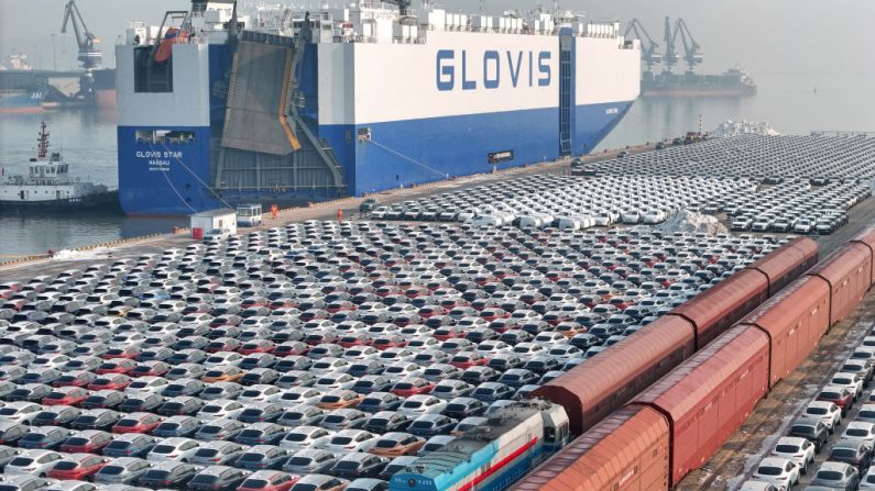 Des voitures attendent d'être chargées sur un navire pour l'exportation dans le port de Yantai, dans la province chinoise du Shandong (est), le 2 janvier 2024. (STR/AFP via Getty Images)