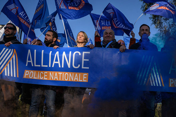 Une manifestation des policiers près de l'aéroport de Blagnac à Toulouse, le 18 janvier 2024, pour obtenir des "mesures exceptionnelles" en compensation de leur présence obligatoire aux JO de Paris 2024. (Photo ED JONES/AFP via Getty Images)