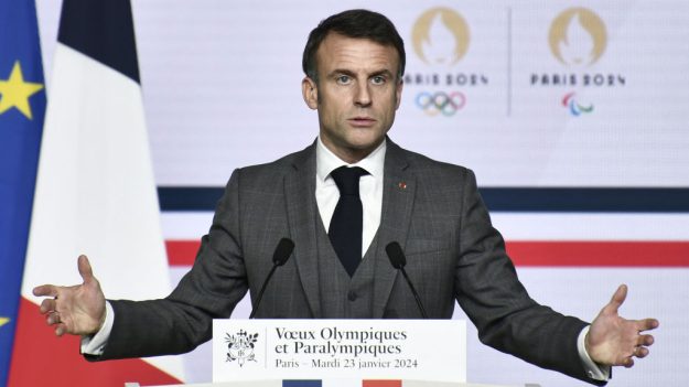 JO 2024, Emmanuel Macron relayeur de la flamme : ce n’est « pas mon rôle ni ma place »