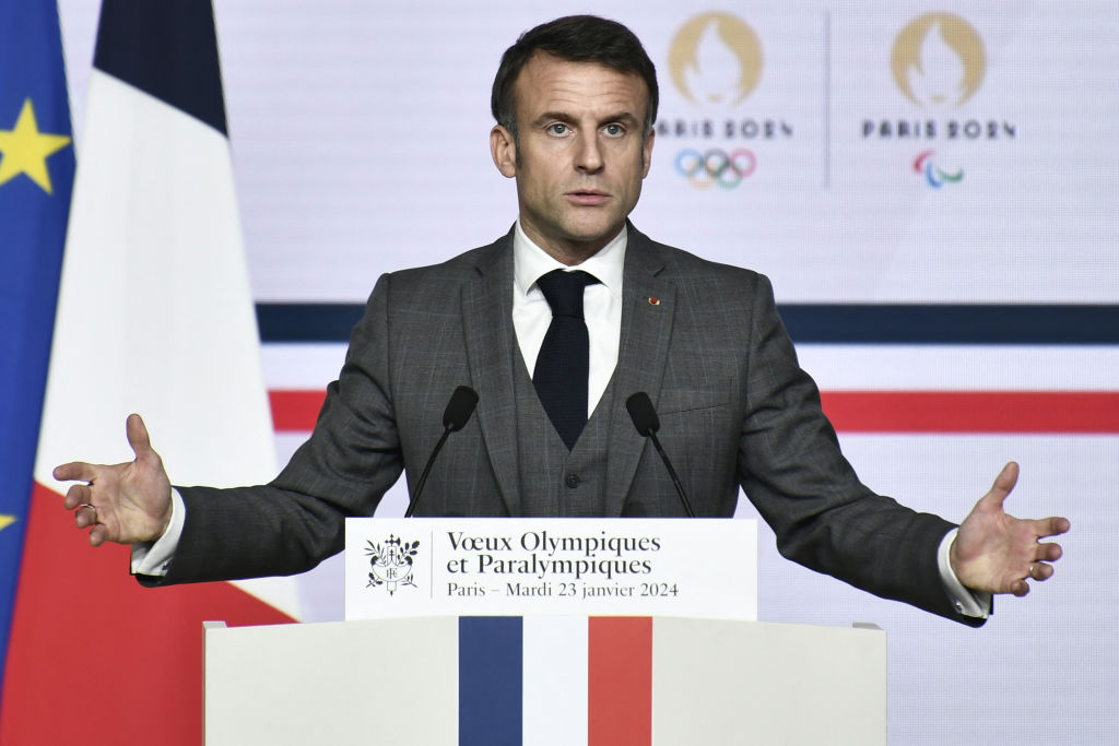 JO 2024, Emmanuel Macron relayeur de la flamme : ce n'est "pas mon rôle ni ma place"