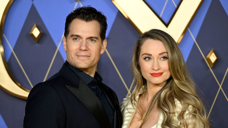 Henry Cavill et sa compagne Natalie Viscuso, le 24 janvier 2024, à Londres. (Photo: Kate Green/Getty Images for Universal Pictures)