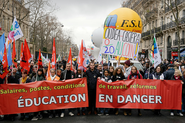 Un rassemblement appelé par les syndicats de l'enseignement sur les salaires et les conditions de travail, à Paris le 1er février 2024. (Photo DIMITAR DILKOFF/AFP via Getty Images)