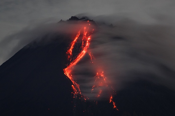 Indonésie : des milliers d'habitants évacués du fait d'éruptions volcaniques et d'un risque de tsunami