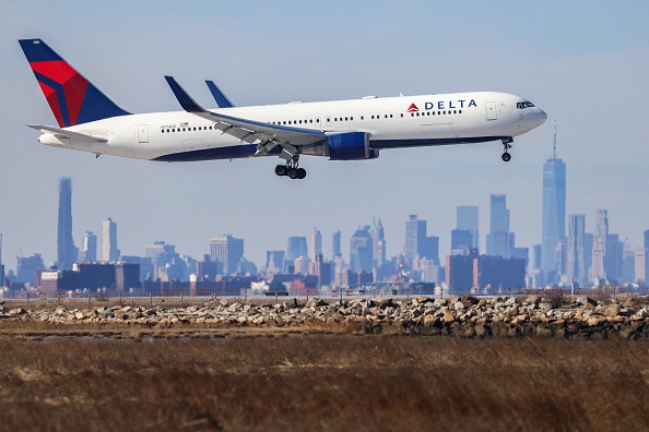Un Boeing 767 de la compagnie Delta arrive à l'aéroport international JFK de New York, le 7 février 2024.  (CHARLY TRIBALLEAU/AFP via Getty Images)