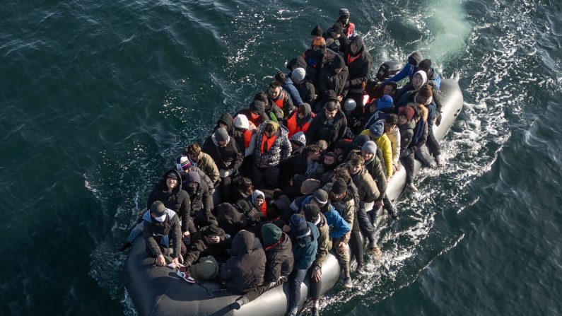 Un canot pneumatique transportant environ 65 migrants traverse la Manche, le 6 mars 2024. (Photo Dan Kitwood/Getty Images)