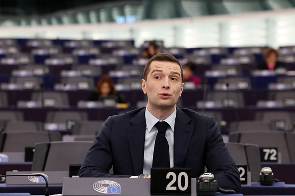 Le président du "Rassemblement national" (RN) et membre du Parlement européen Jordan Bardella, assiste à une session plénière au Parlement européen à Strasbourg, le 12 mars 2024. (FREDERICK FLORIN/AFP via Getty Images)