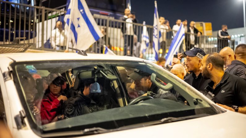 Un manifestant dans une voiture de police sur le chemin d'une arrestation lors d'une manifestation pour l'accord sur les enlèvements près de la Knesset, le 31 mars 2024, à Jérusalem en Israël. (Photo YAHEL GAZIT/Middle East Images/AFP via Getty Images)
