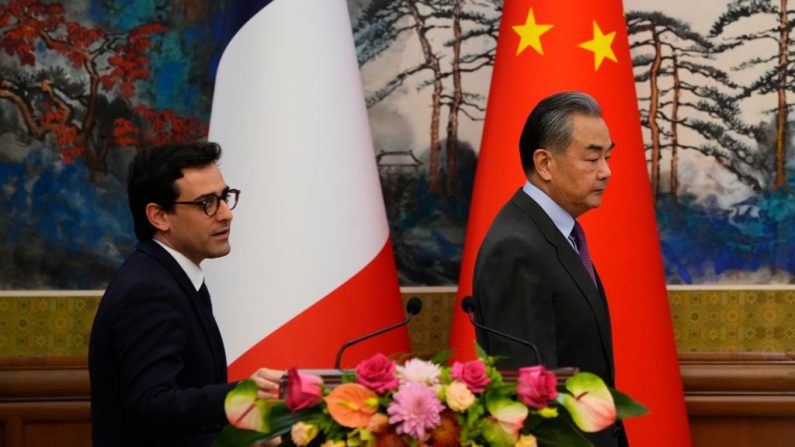 Le ministre chinois des Affaires étrangères Wang Yi (à dr.) et le ministre français des Affaires étrangères Stéphane Séjourné assistent à une conférence de presse conjointe à la Maison d'hôtes de l'État de Diaoyutai, le 1er avril 2024 à Pékin, en Chine. (Photo Ken Ishii - Pool/Getty Images)