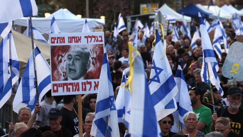 Les manifestants oné organisé un sit-in de quatre jours près du Parlement à Jérusalem le 1er avril 2024. (Photo MENAHEM KAHANA/AFP via Getty Images)