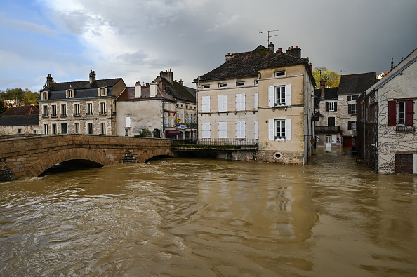 Cette photo, prise à Montbard, le 1er avril 2024, montre les inondations causées par les fortes pluies récentes. (Photo ARNAUD FINISTRE/AFP via Getty Images)