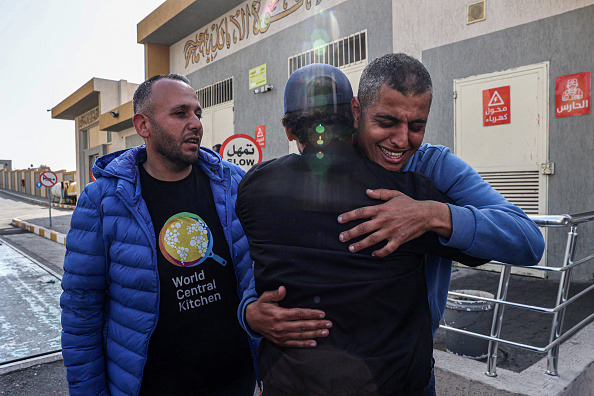 Des parents et des amis pleurent la mort de Saif Abu Taha, un membre du personnel de l’ONG World Central Kitchen, lors de ses funérailles à Rafah 2 avril 2024. (Photo SAID KHATIB/AFP via Getty Images)
